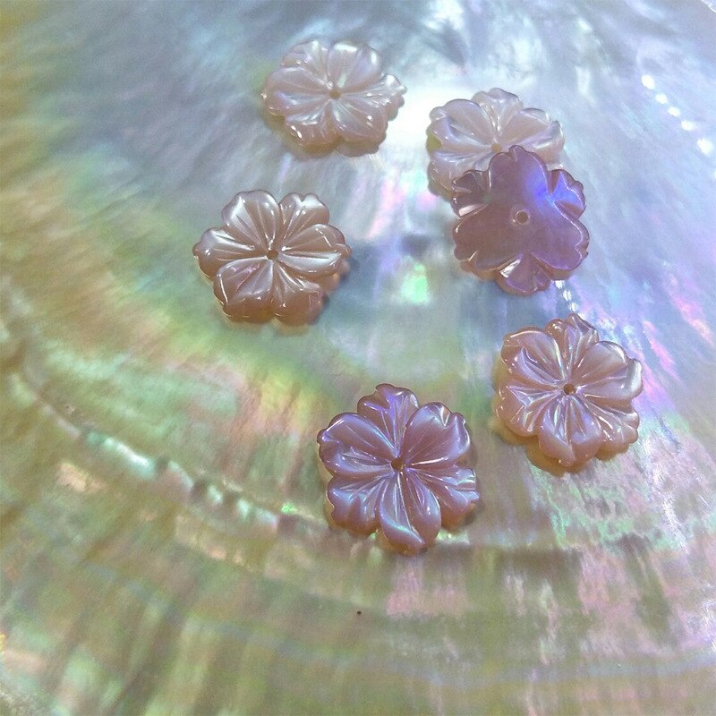 Perles de fleurs sculptées en nacre exquise pour bijoux