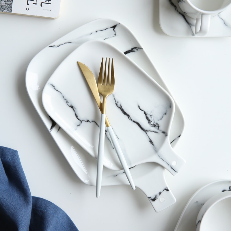 Marmor tekstur service sort hvid keramisk porcelæn tallerken spaghetti grøntsager kagefad stor underkop service kunst