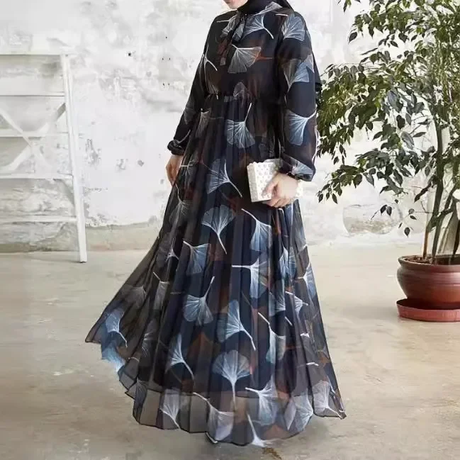 Abaya, l'abito musulmano da donna del medio oriente. È un nuovo vestito alla moda con stampa A foglia di stile con una cintura di Dubai, arabia.: M / Oro