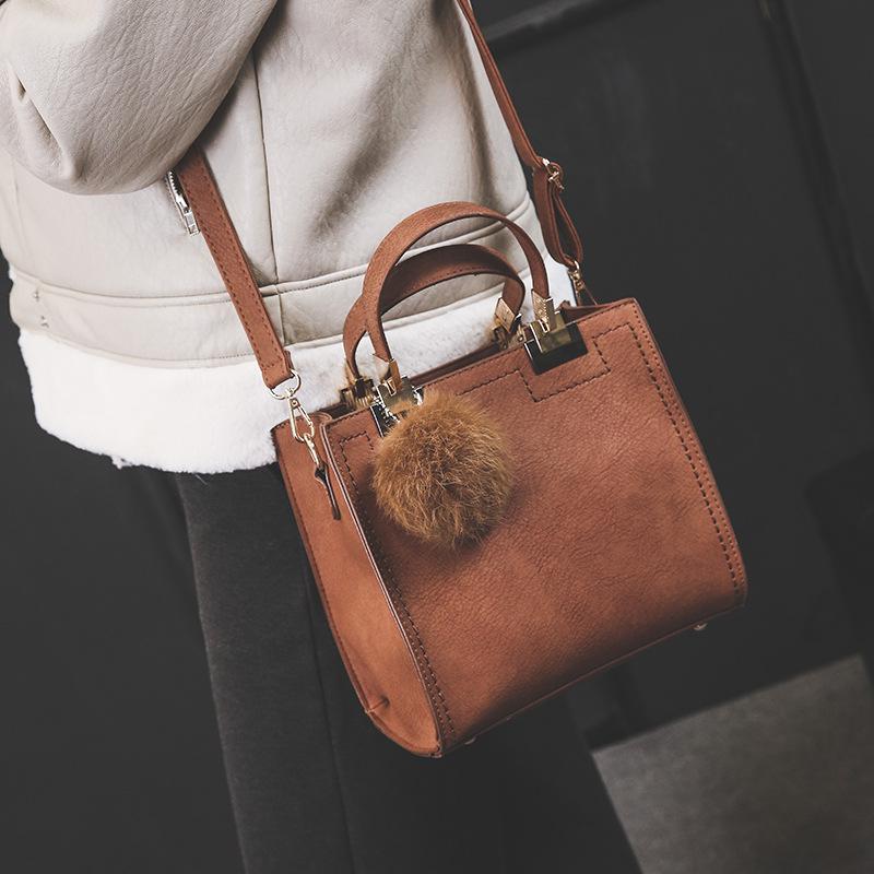 de tendencia, bolso de coreano para mujeres, Bola de Pelo que combina con todo, pequeño bolso de hombro, bolso de mensajero para mujeres: Marrón