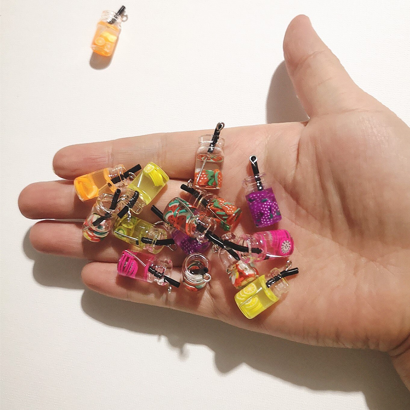 8 stks Fruit Oranje Appel Aardbei Citroensap Miniatuur Voedsel Bedels Hangers Voor DIY Sleutelhanger Ketting Oorbel Accessoires