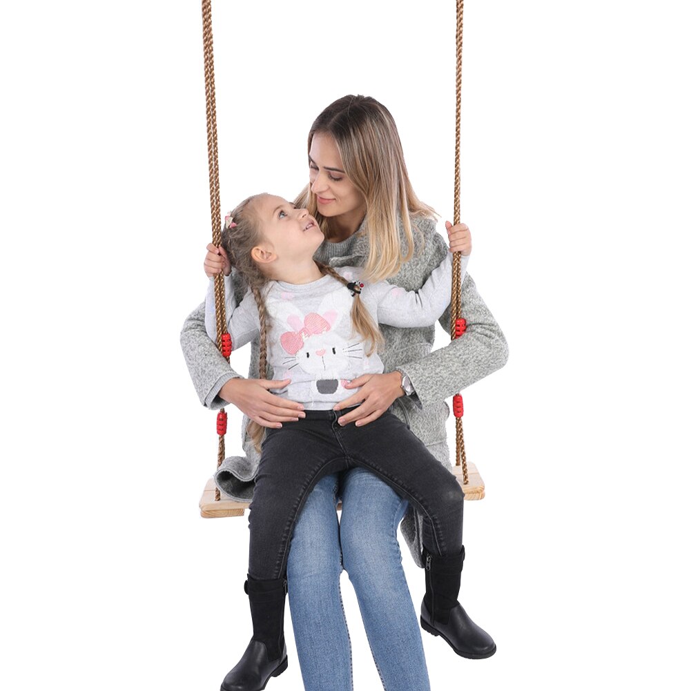 Klassische gartenschaukel mit verstellbarem seil, zwei brettern, für drinnen und draußen.