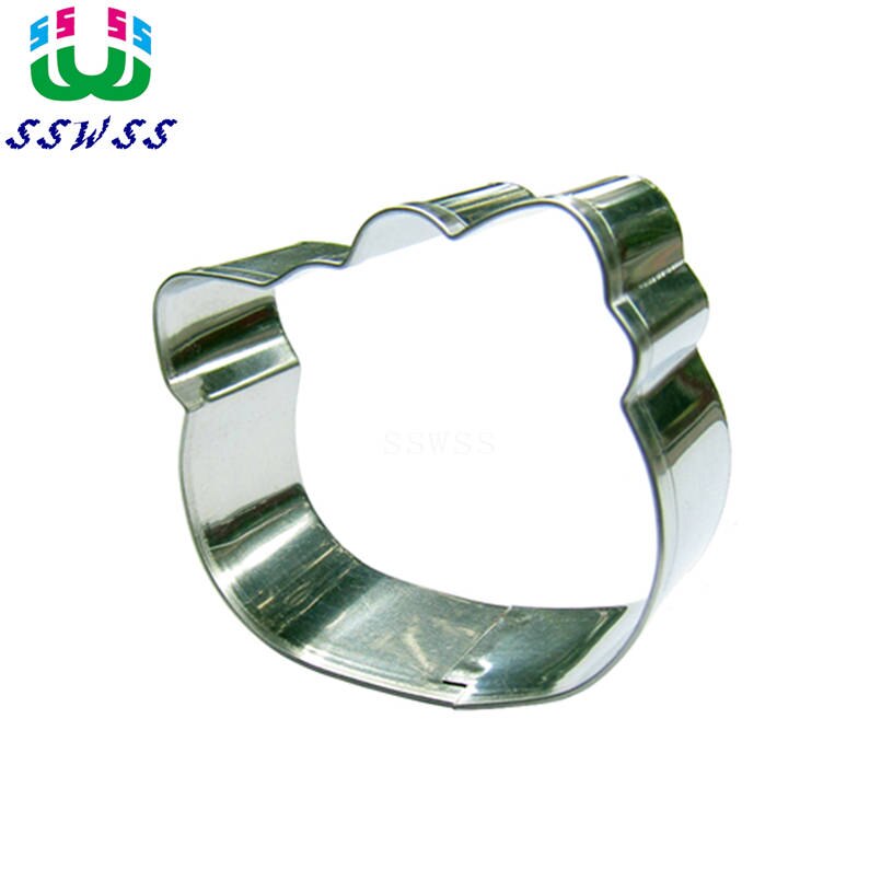 Kleine taarttool met kattengezicht waarmee je heel eenvoudig een dierenvorm kunt maken voor een desserttaart of koekje