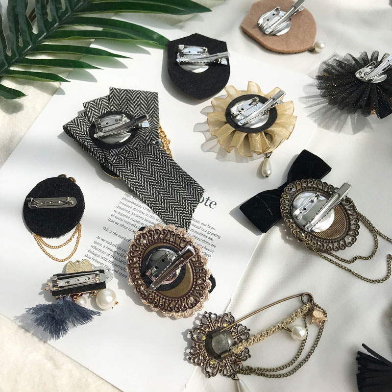 Beroemde Luxe Parel Broche Sieraden Bloemen Reversspeldjes 5 Parels Broches Boog Stof Sieraden Voor Vrouwen