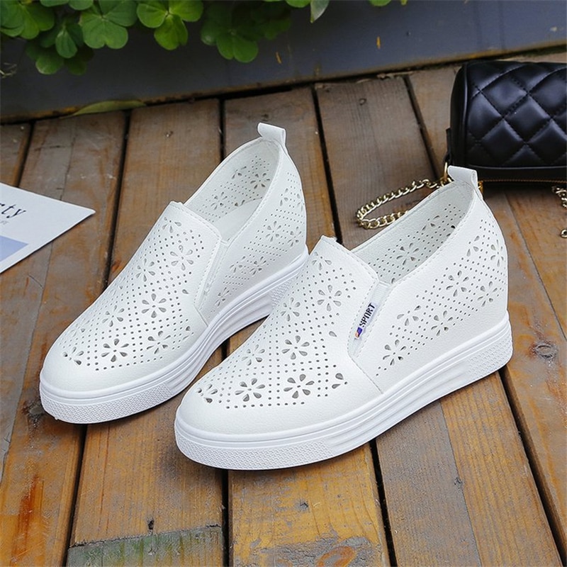 Hvide sko kvinder platform flade sko slip-on sneakers åndbar hul stilfuld solid kvindelig højde stigende fodtøj
