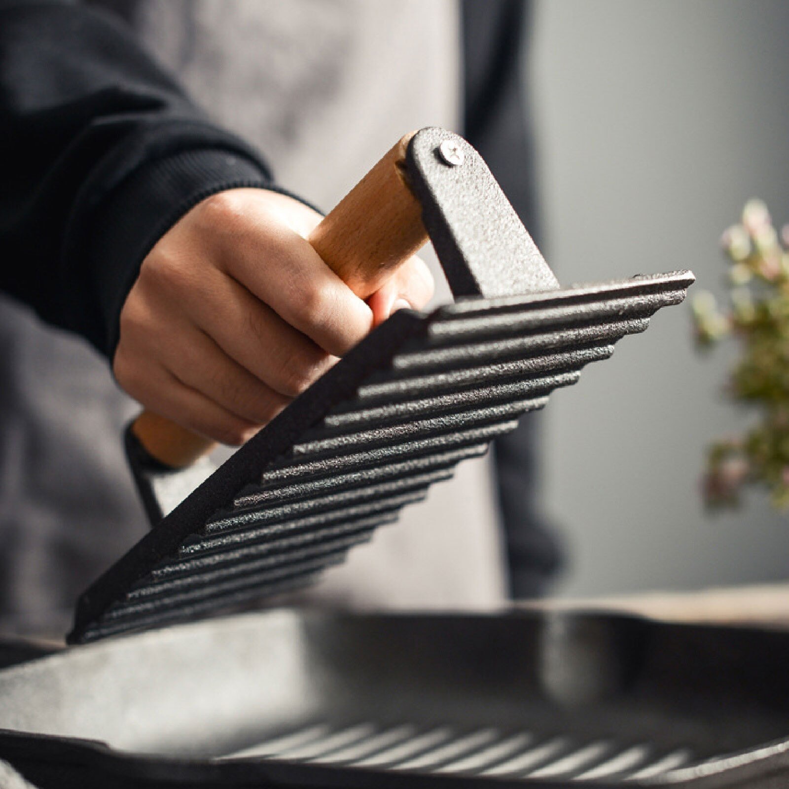 Cast Iron Grill Press Burger Smasher Grill Steak Weight Meat Press with Wood Handle for Cooking BBQ Grilling