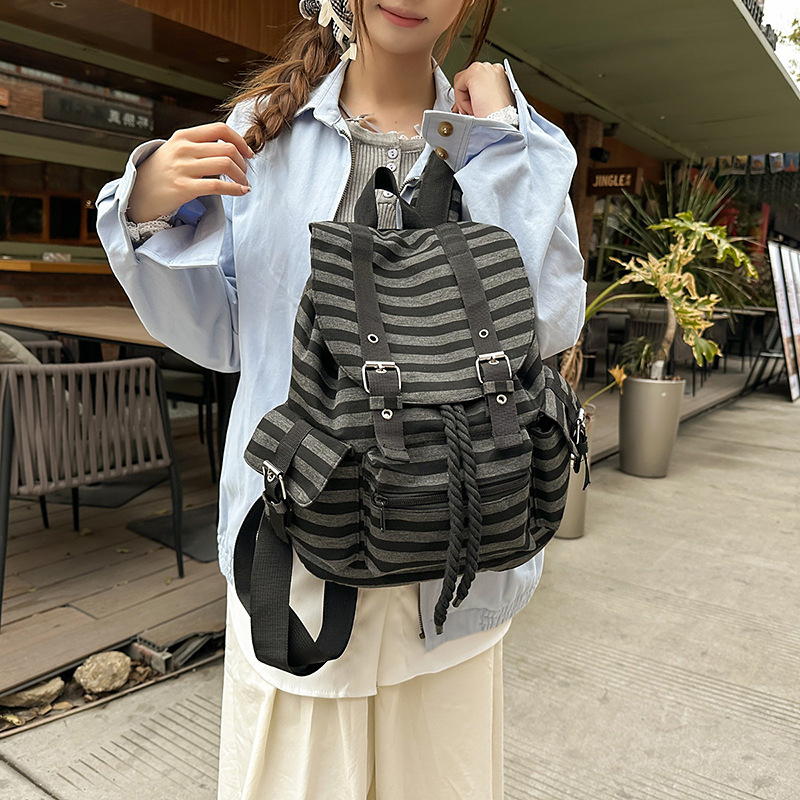 2025 Nowy koreański plecak w paski dla kobiet Modny, mały i wyjątkowy, duża pojemność, wszechstronny, plecak studencki