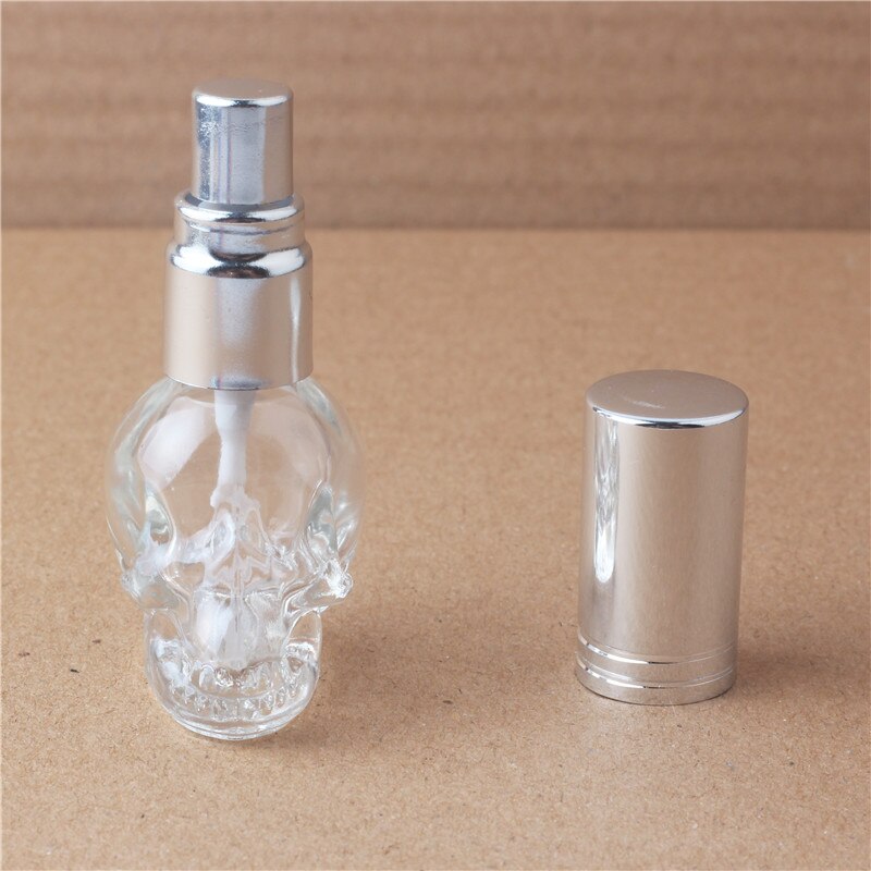1 stuks 8 ml 3D Schedel Reizen Parfum Flessen MIni Navulbare Parfum Verstuiver Draagbare Glazen Fles met 10 colours: Bright Silver