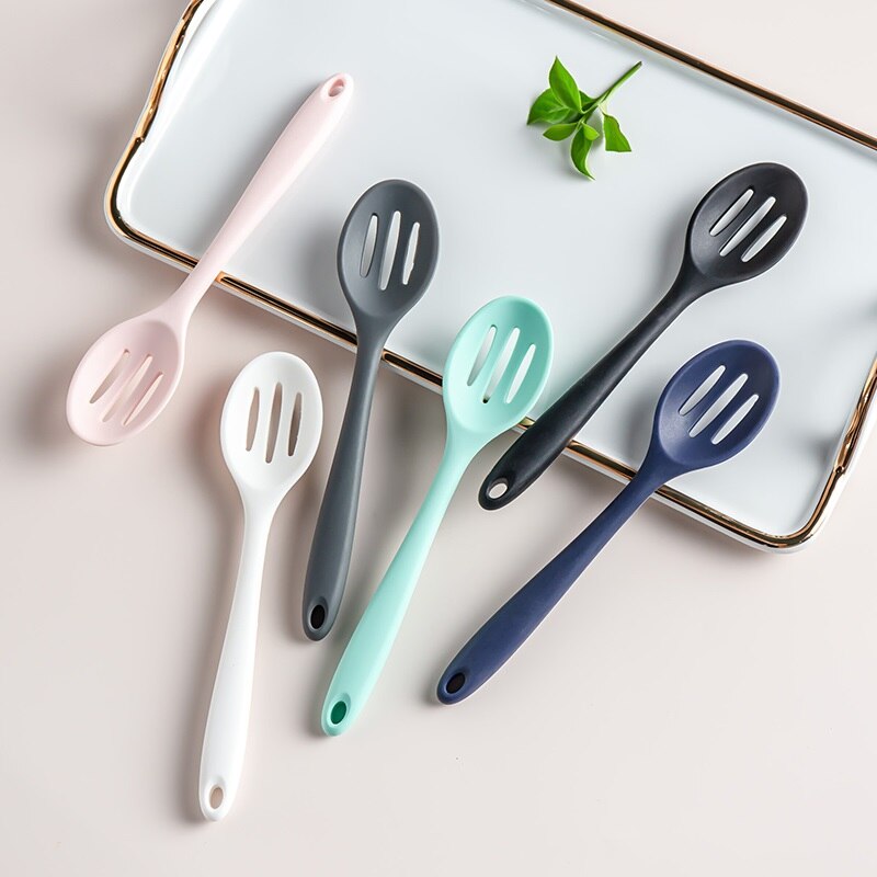 1Pcs Filter Spoon Heat Resistant Non-Stick Cooking Strainer Colander Long Handle Durable Silicone Heat Resistant Kitchen Tool
