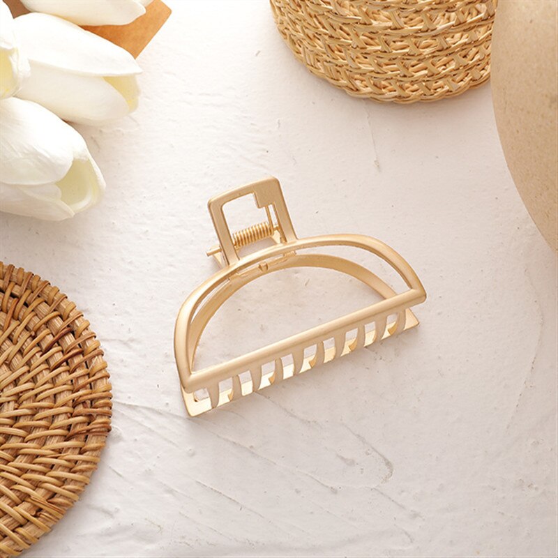 HUANZHI Korean Geometry Star Shell Gold Color Metal Simple Hollow Grip Claw Hair Clip for Women Girls Bath Accessories: 5