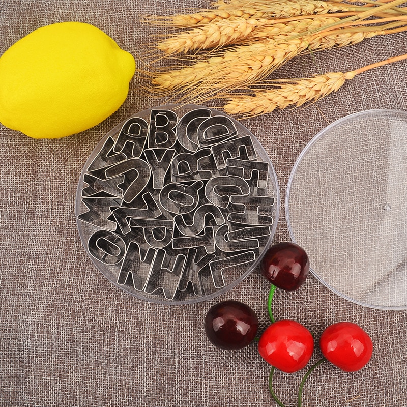 Set van 26 roestvrijstalen koekjesvormen met engelse letters, koekjes, fruit, groente en bakgereedschap.