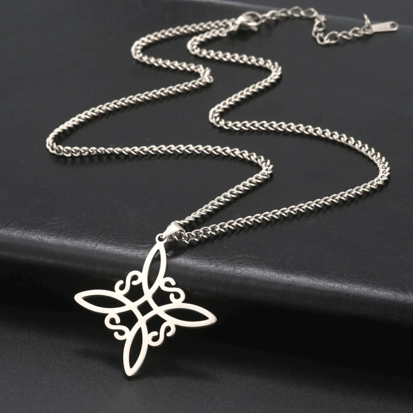 Clásico collar de nudo de bruja la Trinidad de la Media Luna masculina y femenina une amuleto de buena suerte joyas de acero inoxidable Amuleto de protección celta navideños de año