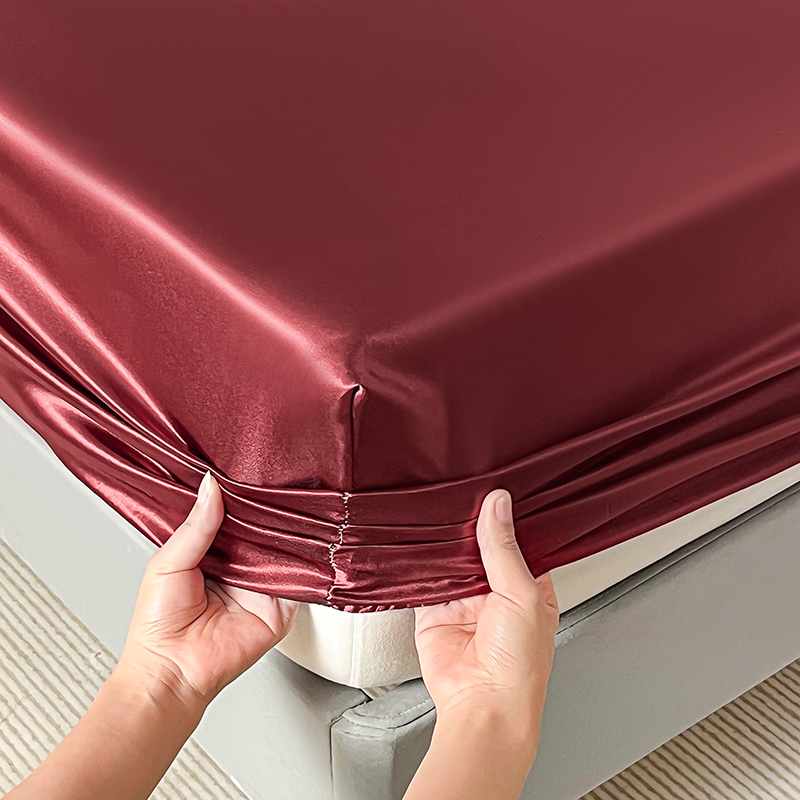 Jedwabna elastyczna narzuta na łóżko bez poszewki na poduszkę