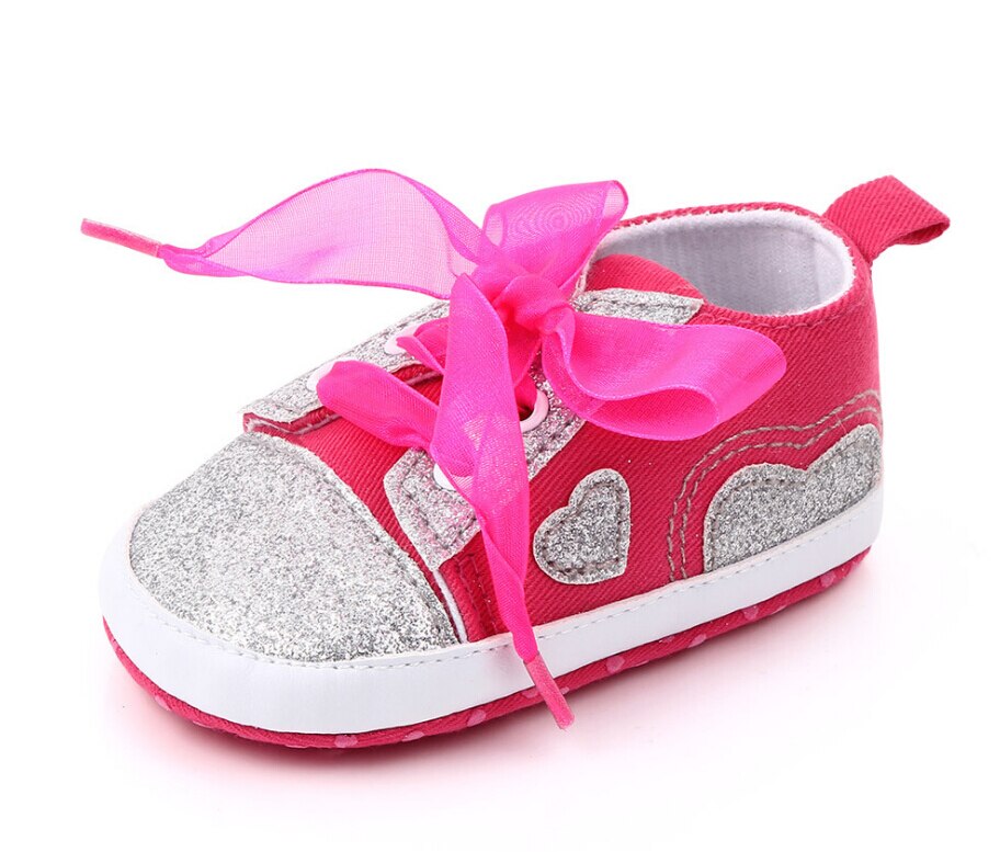Baby første vandrere blød sål nyfødt baby dreng pige pre-walker hvide krybbe sko glitter hjerte patchwork sneakers 0-18 måneder: Rosenrød / 13-18 måneder