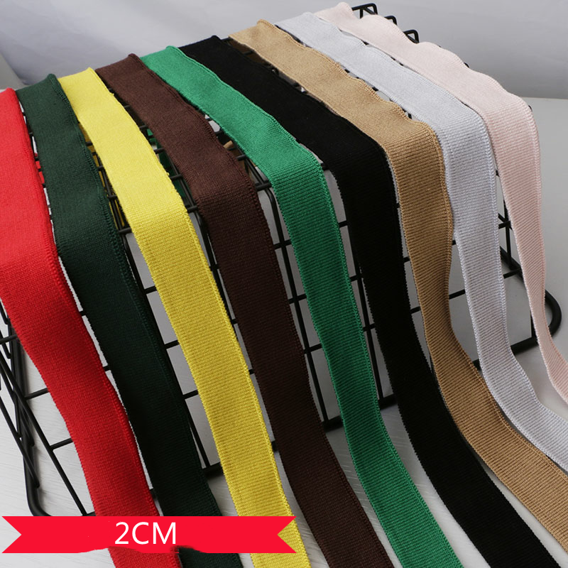 2cm brede, ensfargede, myke, ribbede t-hals i mercerisert bomull, korte mansjetter, elastisk, trådet kant