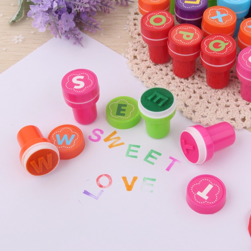 26 stk/sæt børn tegneserie stempel bogstav alfabet stempel børn brugerdefineret plast gummi selvsværte stempler legetøj