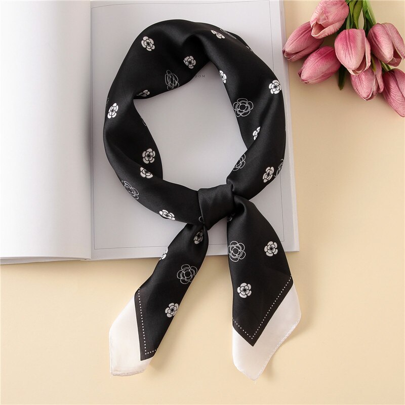 Silke satin sjal med blommönster hårscarf för kvinnor små halsdukar 70cm fyrkantiga pannband bandana halsdukar för damer: Svart