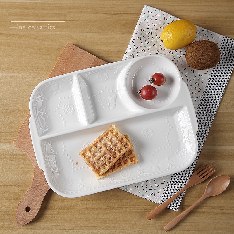 Hvide prægede porcelænsfade, tallerkener, keramisk børnemadsbakke, sommerfugl, fade med skillevæg, børnemiddag