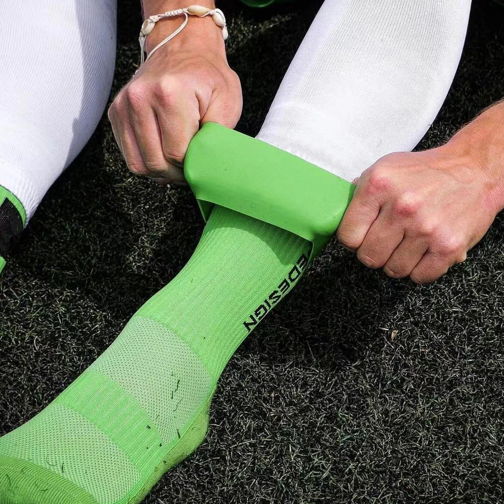 2 pezzi di cinturini per parastinchi da calcio, supporto per parastinchi in silicone, pratica fascia per parastinchi per calcio, corsa, ciclismo, sport