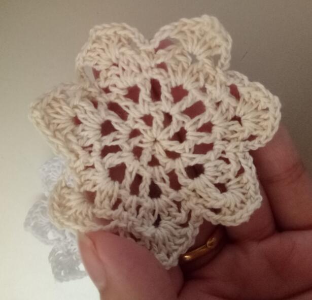 4 Centrini Da Tavola Kilofly In Cotone All'uncinetto – Tovagliette Floreali Vintage 25x25 Cm, Bianco
