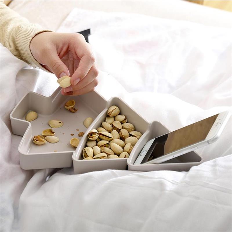 Julgran form godis snacks nötter frön torra frukter plast tallrikar litet träd fack mellanmål låda rätter skål