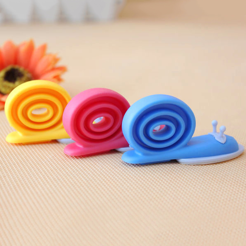 Topes de seguridad con forma de caracol para puerta de bebé, protectores de seguridad con dibujos animados, cuña de silicona, 3 unidades