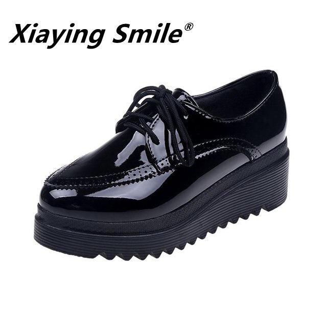 Xiaying smile sko kvinder slope hæl enkeltsko muffinsko med tyk sål britisk retro udskårne sko blonder casual str. 35-39