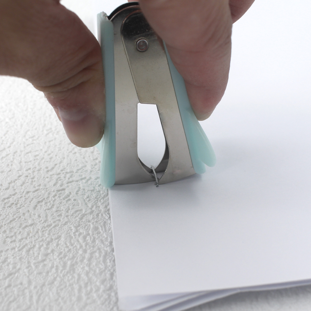 Stapler, staple remover, and staple set - a handy and stylish desktop stapler, perfect for home office use.