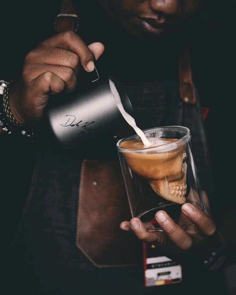 Skalle vinglas mugg latte kaffe whisky transparent glas kopp vodka dricka bar club vinglas