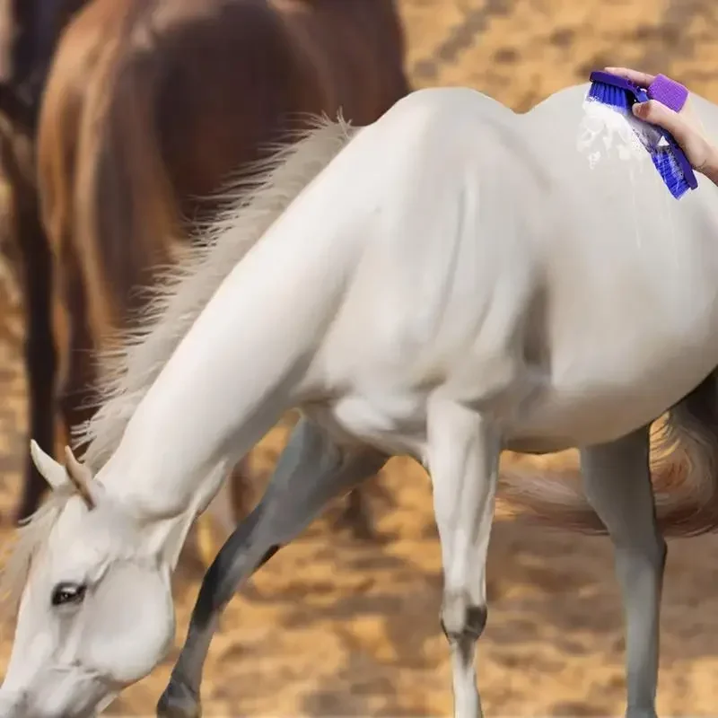 Paardenborstel voor het verzorgen van paarden, paardenborstel, flexibele en buigzame borstel, paardenborstel voor het reinigen van paarden, paardenverzorging.