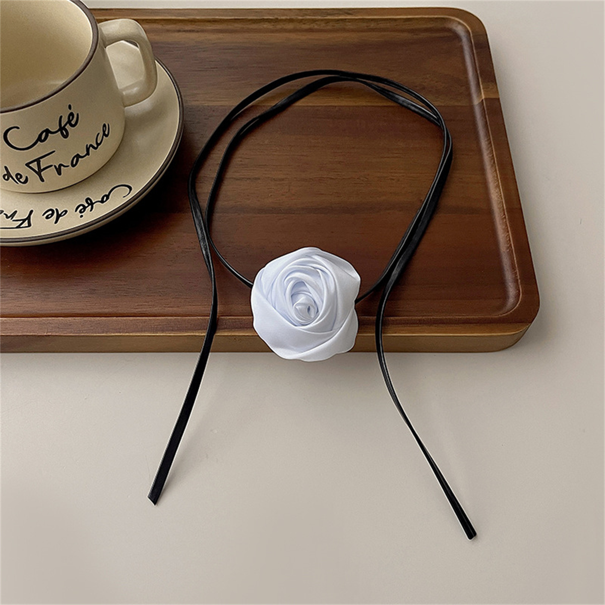 Cadenas de cuerda larga con gargantilla de flores grandes para mujer, Collar de tela romántico blanco y negro, joyería en el cuello, accesorios