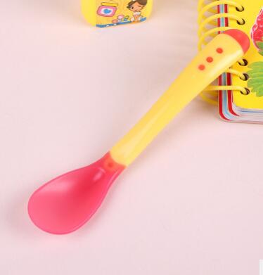 Handy Heat Sensing Thermal Spoon Baby Kids Weaning Silicone Head Tableware Baby Soft Head Safety Temperature Spoon Infant: Yellow spoon