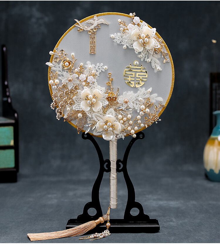 JaneVini 2021 nowe białe koronki Appliqued ślubny wentylator ręczny bukiet perły zroszony starożytny chińnarty styl wachlarz ślubny typu kwiat dla panny młodej: styl B