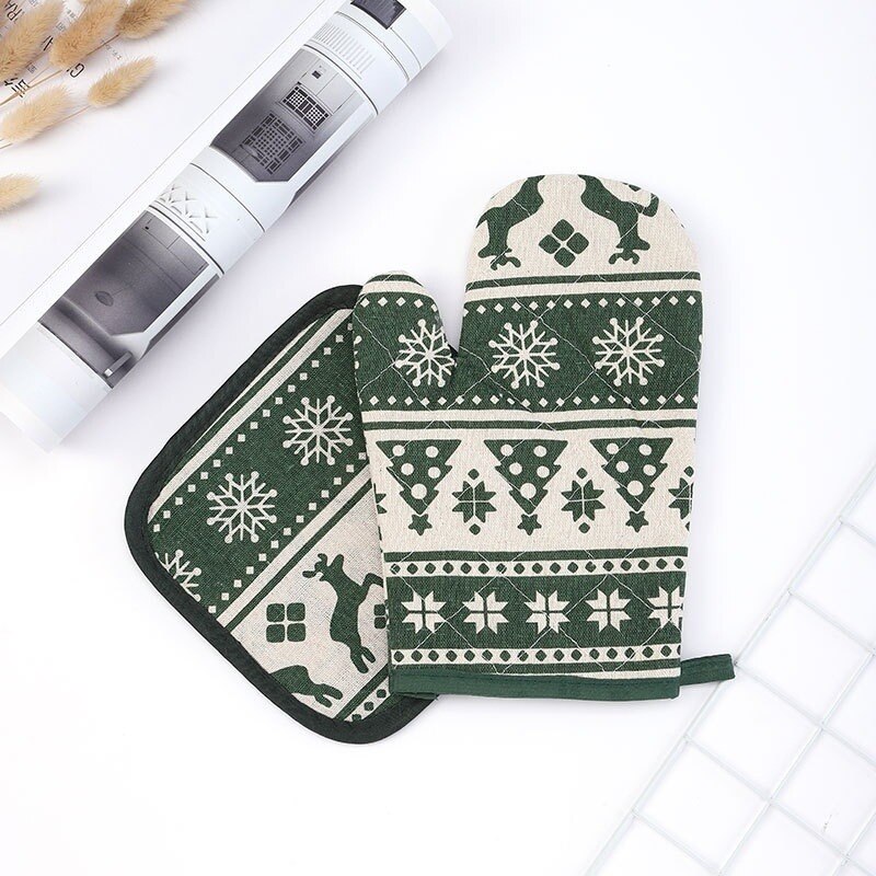 Christmas Anti-scalding Oven Mitts Heat Resistant Microwave Baking Gloves with Pads Year Kitchen Supplies for Family Party: green