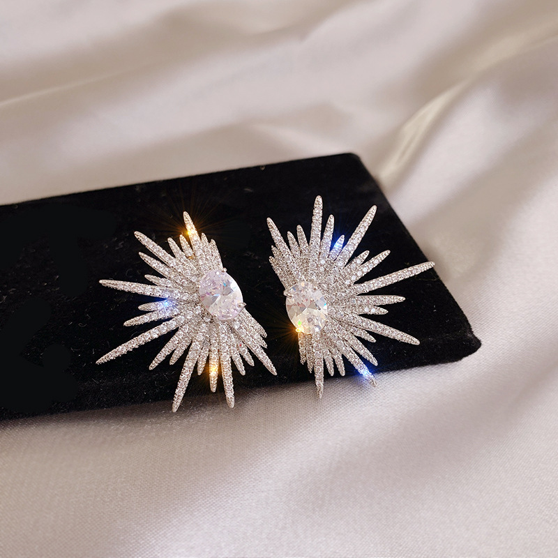 Luxe zilverkleurige oorbellen met grote plant en glinsterende zirkonia steentjes, geschikt voor dames, koreaanse oorbellen.: Lichtgeelgouden kleur
