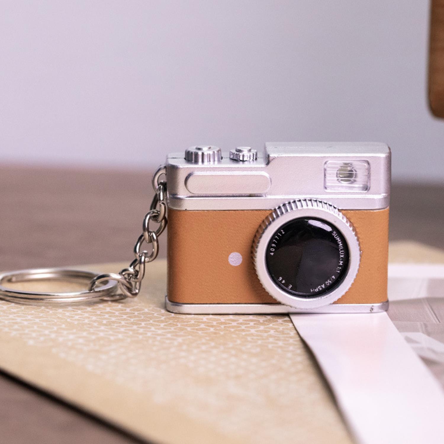Retro kameramodell med ljud och ljus nyckelring fotograf nyckelring mini kamera nyckelring babyfoto rekvisita: Brun