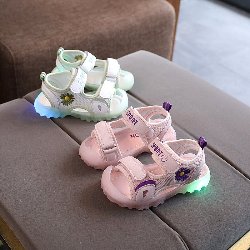 Summer children's LED light shoes boys' soft-soled beach shoes kick-proof girls' non-slip sandals little girl shoes