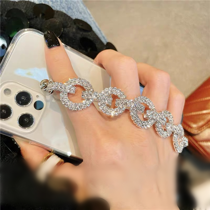 For iphone 17 16 Pro Case Bling Rhinestone Diamond Bracelet Chain Crystal Case For iPhone 15 12 11 13 14 Pro MAX XR XS Plus Case