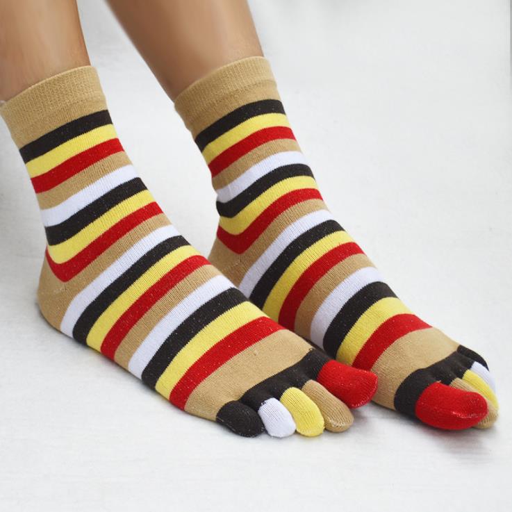 Chaussettes à rayures amusantes pour femmes, chaussettes en coton à cinq doigts, chaussettes décontractées et douces avec orteils, chaussettes colorées 5 couleurs 35-39: Café
