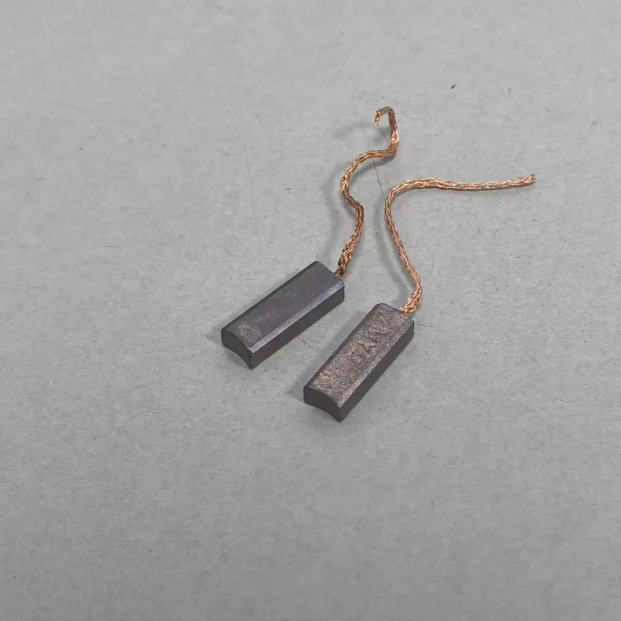 100 Stück für Valeo Halla Auto-Generator, Kohlebürste, elektrische Bürste, 4,5 x 6,5 x 20 mm, hoher Kupferwiderstand