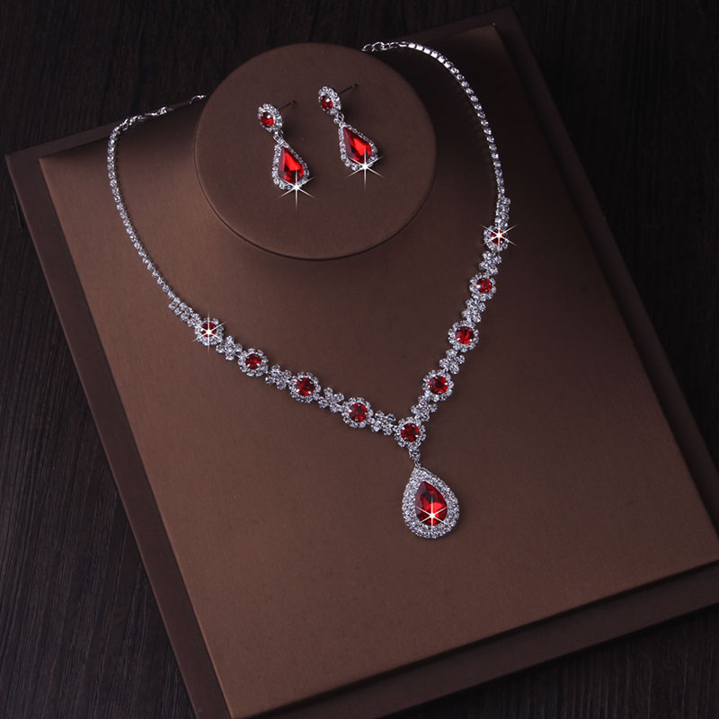 Modisches Brautaccessoire-einstellen bestehend aus einer Halskette und einem Paar Ohrringe. Neues Hochzeitskleid, Kleideraccessoires, Hochzeit