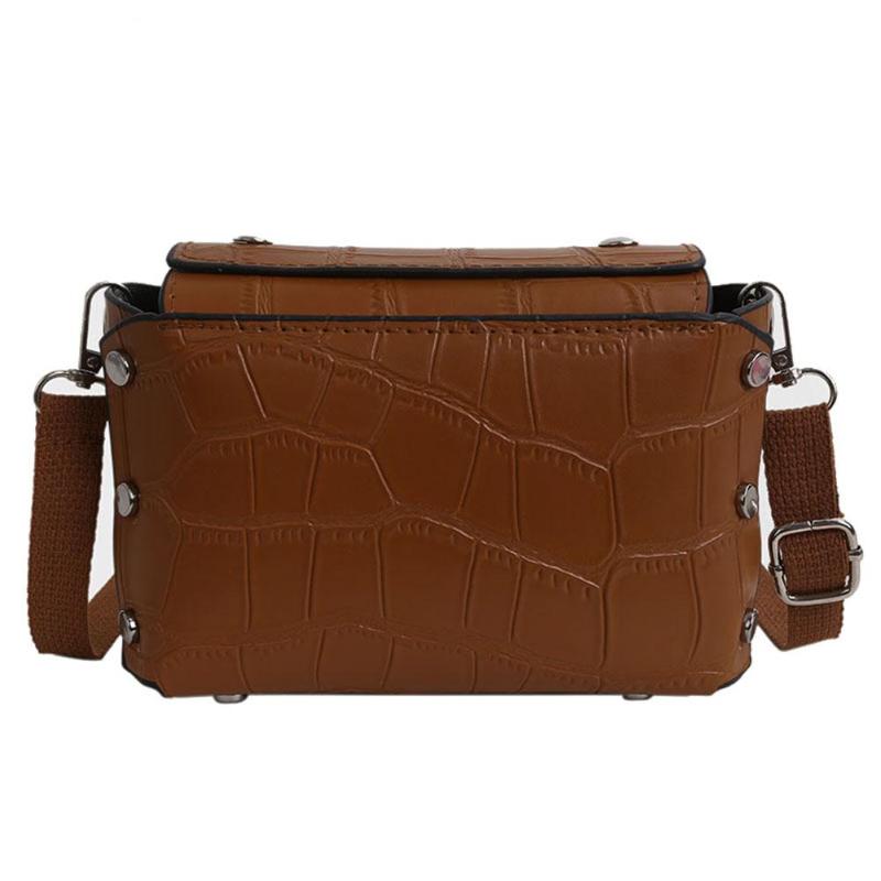 Mini liten fyrkantig väska sommar pu läder handväska dam dam pu läder retro nit handväska: Ljusbrun