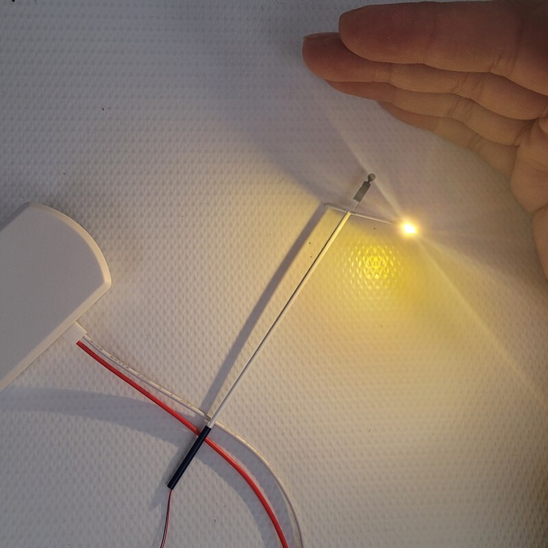 2 stück 1:87 ho- Sporn-straßenlaternenmodell mit einköpfiger LED-laterne, geeignet für eisenbahn- und straßenbeleuchtung, 12v Boulevard-/Autobahn-/parkplatz-Grundrisse