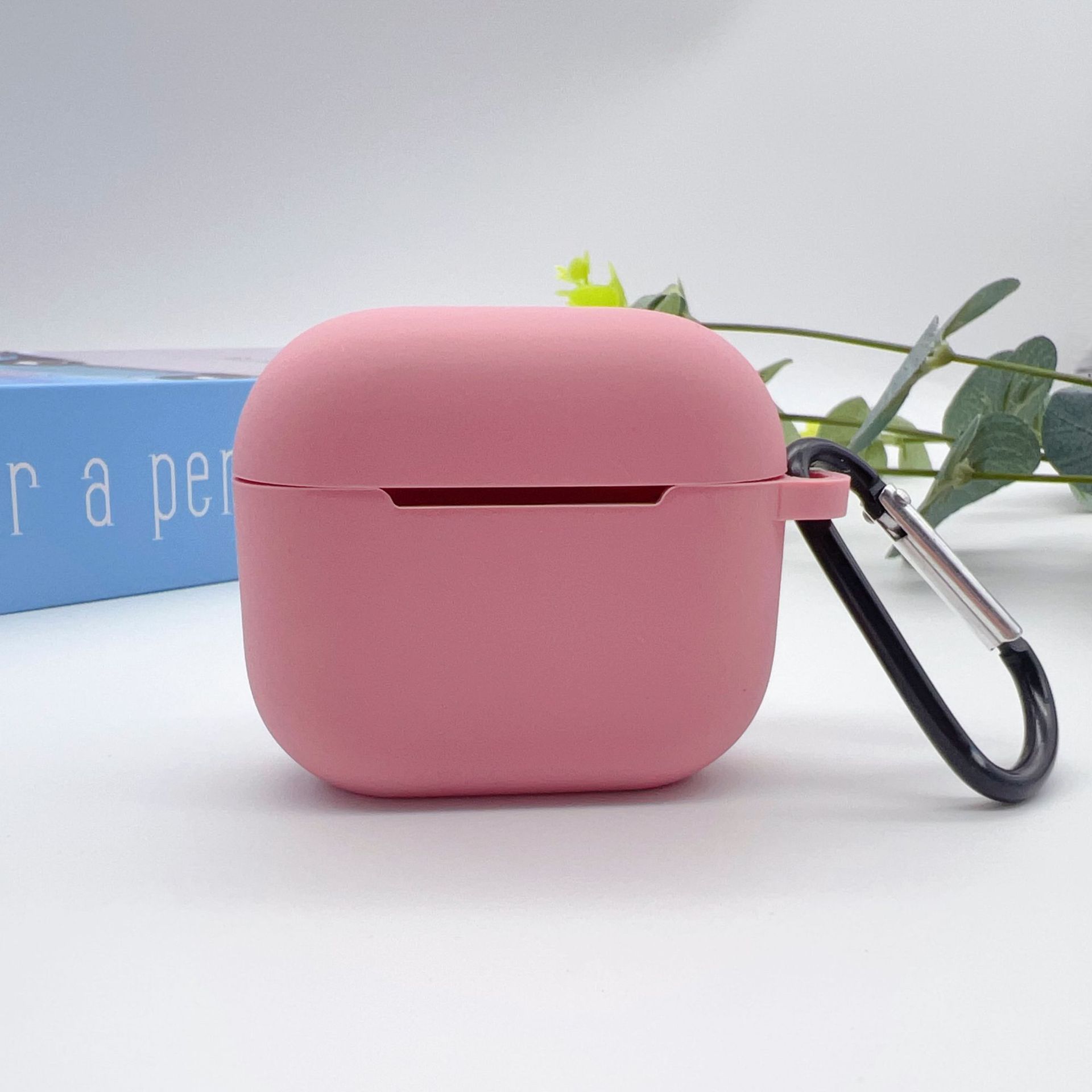 OUIO Funda para auriculares inalámbricos Funda protectora de cobertura total con hebilla colgante, funda para auriculares de gel de sílice para AirPods 4: Rosa
