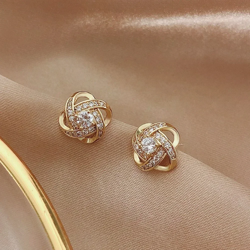 Dames oorbellen met lichte, luxe zirkonia steentjes, eenvoudige kruisvormige holle geometrische oorbellen, prachtige oorsieraden voor bruiloften en feesten.