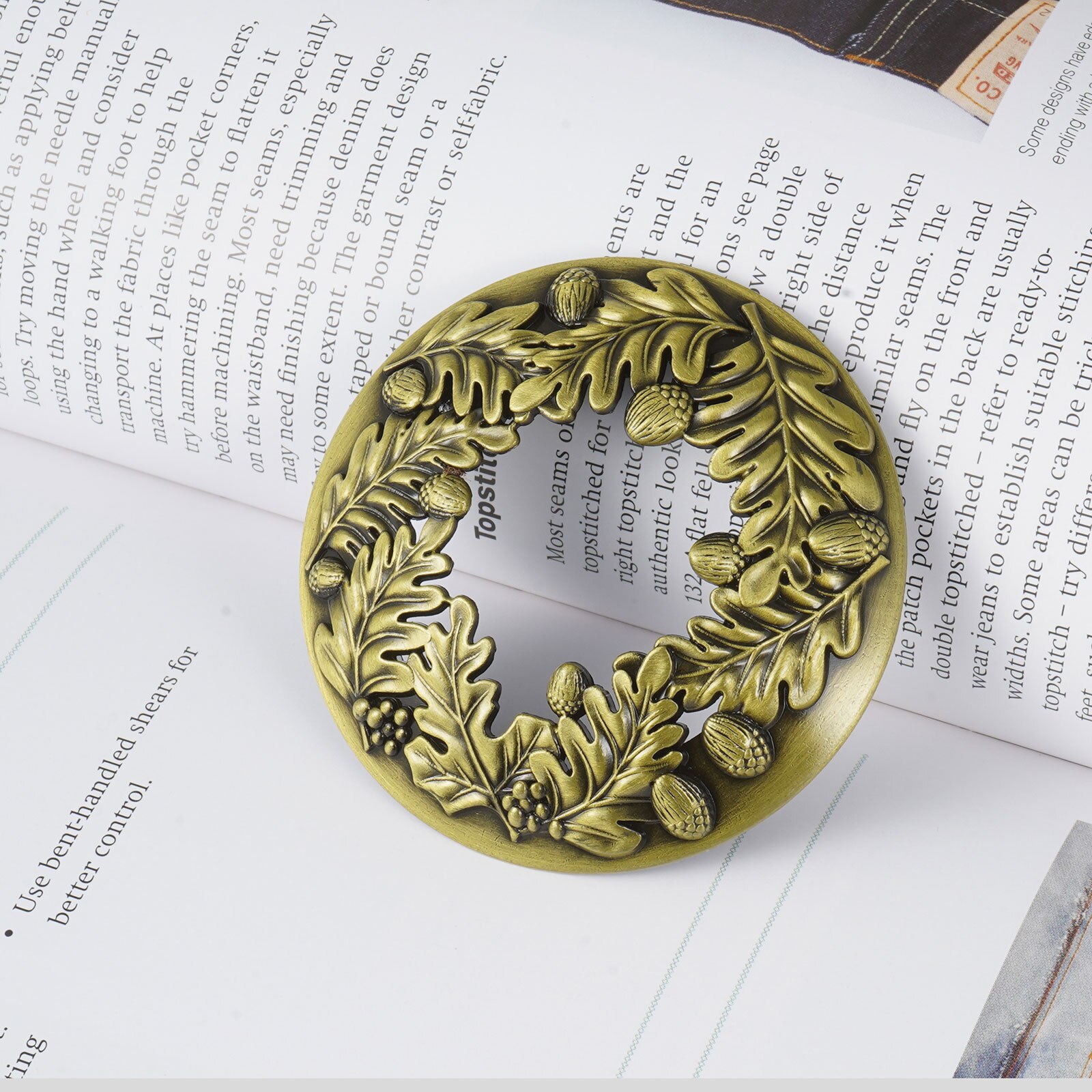 Vintage Scented Candle Lid Antique Bronze Flower Patterns Hollow Out Candle Storage Jar Topper Cover Shade Sleeves Candle Topper