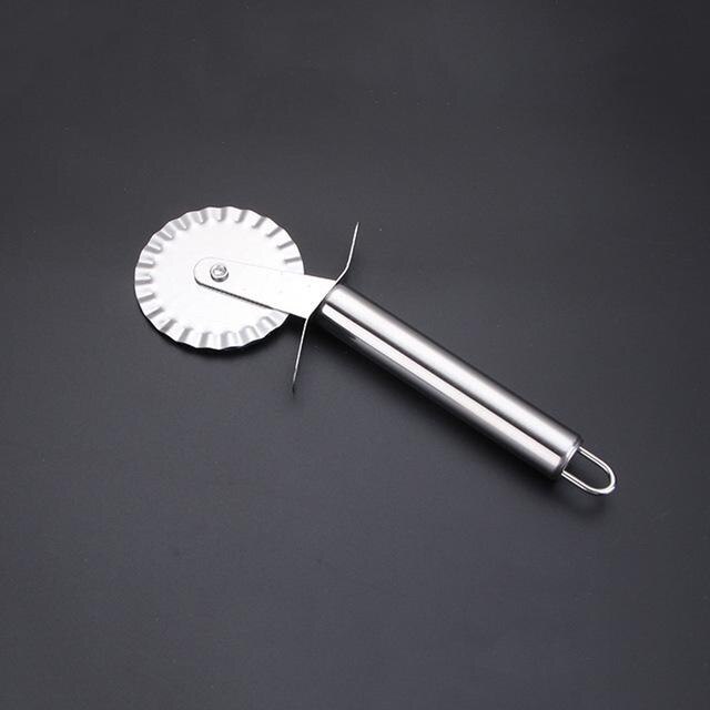 4 Patterns Stainless Steel Pizza Cutter Double Roller Pizza Cake Knife Cutter Pastry Pasta Dough Crimper Kitchen Pizza Cake Tool: B