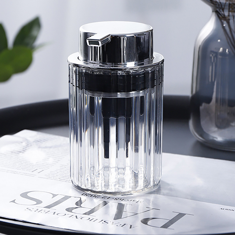 Käsien vaahtoava saippua-annostelija kylpyhuoneeseen nestemäinen saippuamousse-pullo, täytettävä keittiön painettava astianpesuainesäiliö: Valkoinen