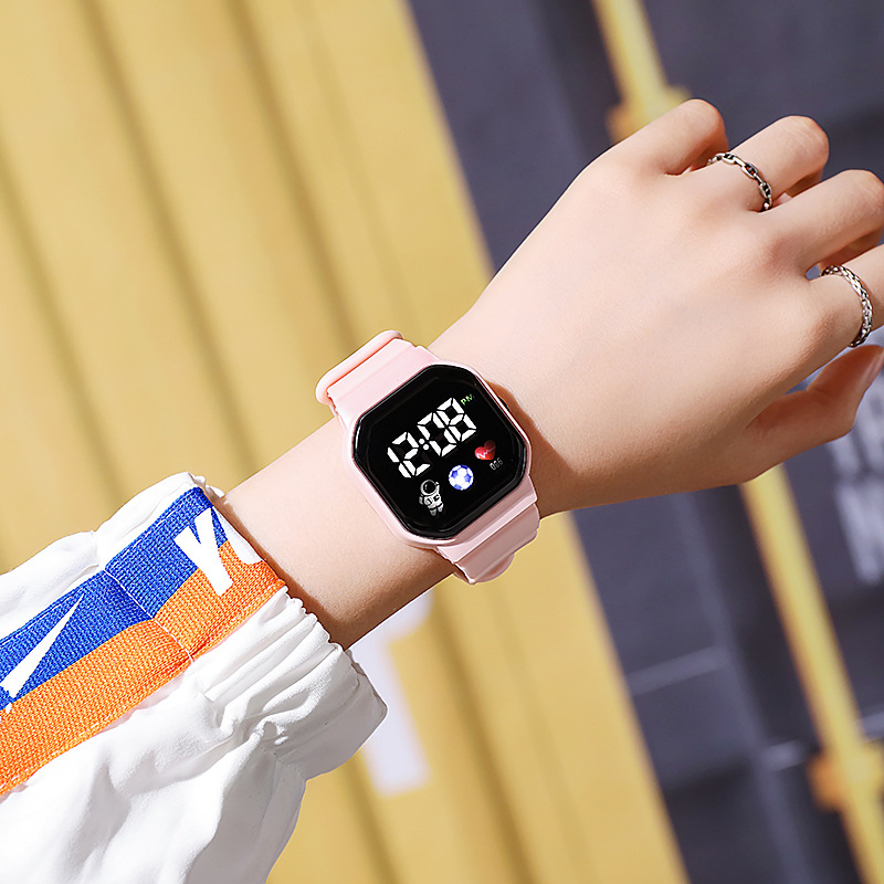 Reloj deportivo para niños, relojes digitales LED, correa de silicona para astronauta, reloj de pulsera electrónico resistente al agua para niños y niñas,: Amarillo claro