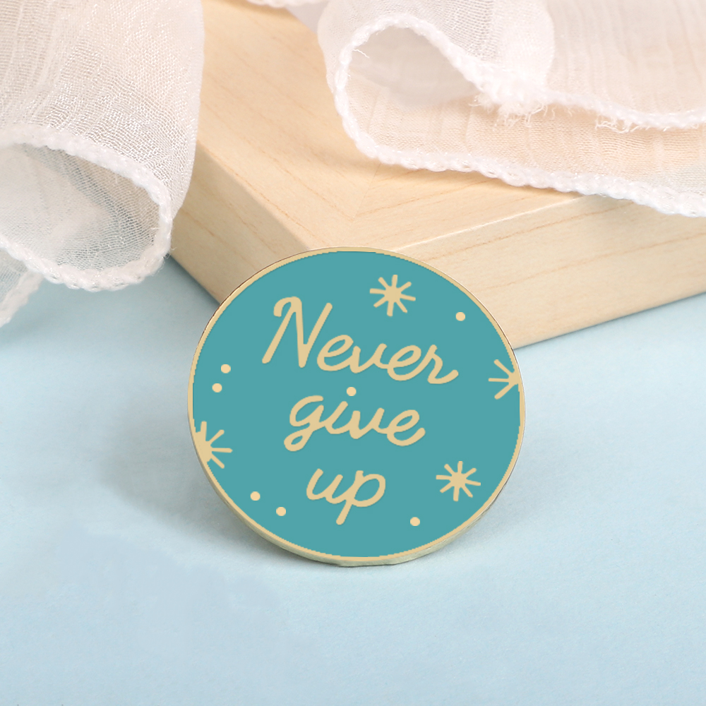 Alfileres esmaltados con citas de lema de la vida, broche 'Nunca Give Up' 'Live in the ', eslogan de pancarta, insignia, de joyería para amigos: Color dorado